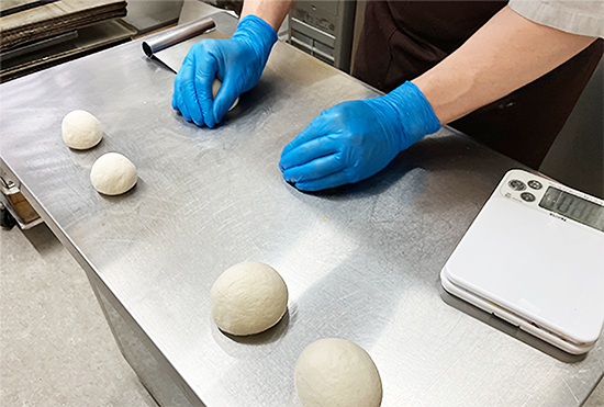 パンの成形画像